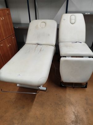 deux fauteuils inclinables assis dans une pièce