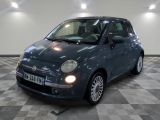 la photo d'une petite voiture bleue garée dans un garage
