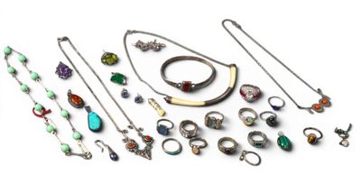 de nombreux colliers et bracelets de styles variés posés sur un fond blanc