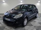 la photo d'une petite voiture noire garée sur un sol en damier