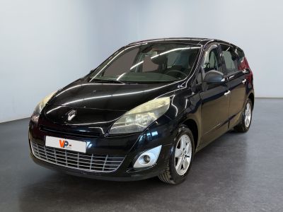 la petite voiture noire est garée dans une grande pièce