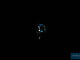 un diamant bleu au milieu d'un fond noir