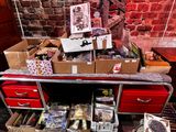 une table sur laquelle sont posées de nombreuses boîtes de nourriture
