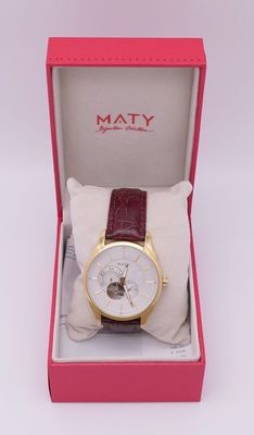 La montre se trouve dans un coffret rose avec un cadran blanc