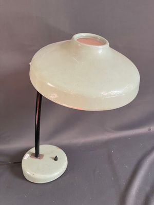une photo d'une lampe de table blanche posée sur un pied en métal