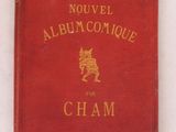 un vieux livre rouge posé sur une table à côté d'un mur blanc