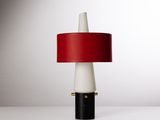 une lampe de table blanche et rouge, dotée d'un abat-jour rouge