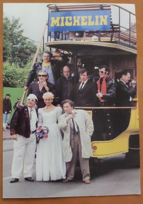 une photo d'un groupe de personnes debout devant un bus à deux étages