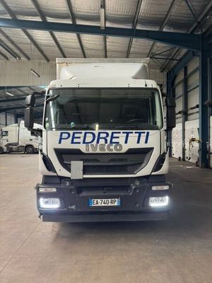 un camion blanc garé dans un garage