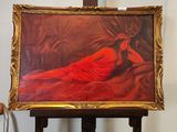 un tableau représentant une femme en robe rouge posée sur un chevalet