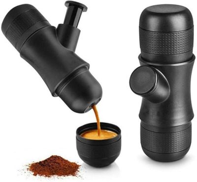 un gros plan d'un moulin à café en train de verser du café dans une tasse