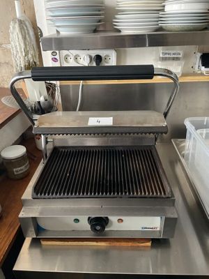 a grill that is sitting on a counter in a kitchen