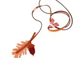 un collier orné d'une feuille et d'un nœud