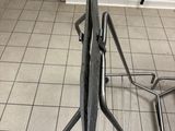 une paire de ciseaux posée sur un support métallique