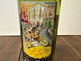 une bouteille de vin posée sur une table