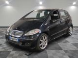 la photo d'une petite voiture noire garée dans un garage
