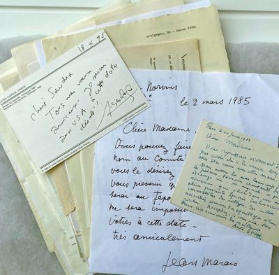 quelques vieilles lettres et enveloppes posées sur une table