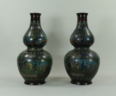 une paire de vases posés l'un à côté de l'autre sur une surface blanche