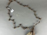 une photo d'un collier muni d'une étiquette