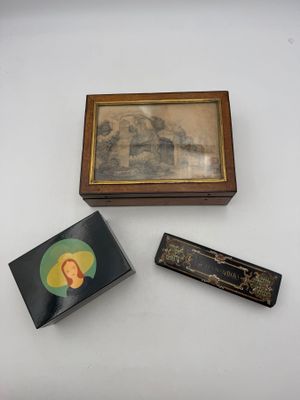 la photo d'une photo représentant une femme, dans un cadre posé sur une table