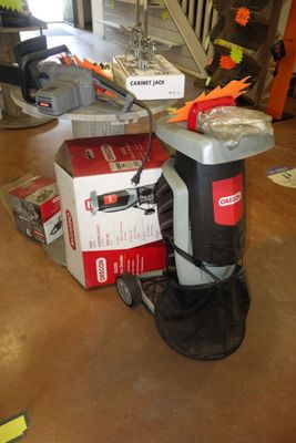 une boîte à outils posée par terre à côté d'un aspirateur