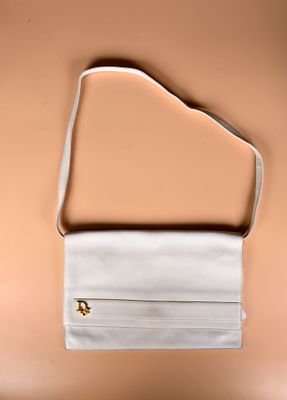 CHRISTIAN DIOR. Petit sac en cuir crème.