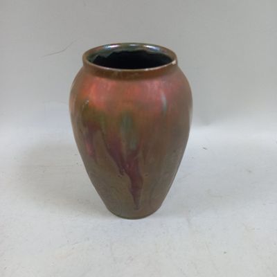 un vase posé sur une surface blanche