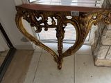 une petite table sur laquelle se trouve un miroir