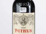une bouteille de vin posée sur une table