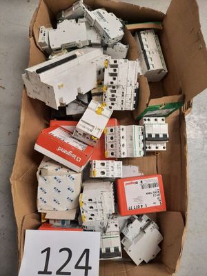 une boîte en carton remplie de matériel électrique posée par terre