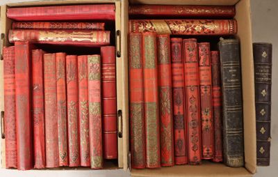 une boîte remplie de vieux livres posée sur une table