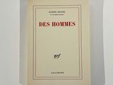 un livre posé sur une table