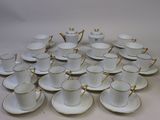 un grand nombre de tasses et de soucoupes sur une table