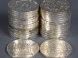 plusieurs piles de pièces empilées les unes sur les autres sur une table