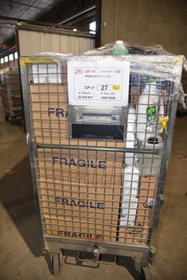 un chariot sur lequel sont empilées de nombreuses boîtes