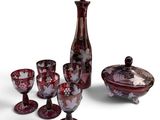 une image représentant un ensemble de verres à vin et une carafe sur fond blanc