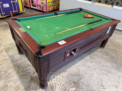 une image représentant une table de billard recouverte d'un tapis vert