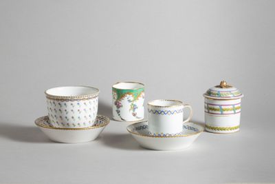 trois tasses et une soucoupe sont posées sur une table