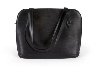 un sac à main noir sur fond blanc