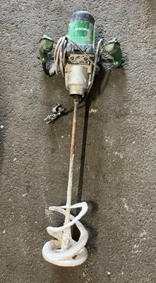 une photo d'une perceuse posée par terre à côté d'une corde