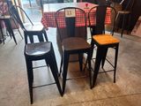 quatre chaises et une table recouverte d'une nappe à carreaux