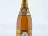 une bouteille de vin posée sur une table