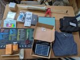 une table sur laquelle se trouvent de nombreux objets