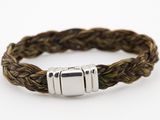 un gros plan sur un bracelet tressé orné de deux perles en argent