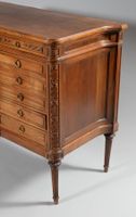 Commode argentier en noyer ouvrant par douze tiroirs. (photo 2)