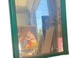 un miroir dans lequel on voit le reflet d'un enfant