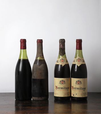 trois bouteilles de vin sont alignées sur une table en bois