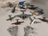 beaucoup de petits avions en jouet posés sur la table