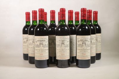 six bouteilles de vin sont alignées sur une table