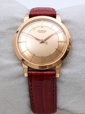 une montre-bracelet en or avec un bracelet rouge